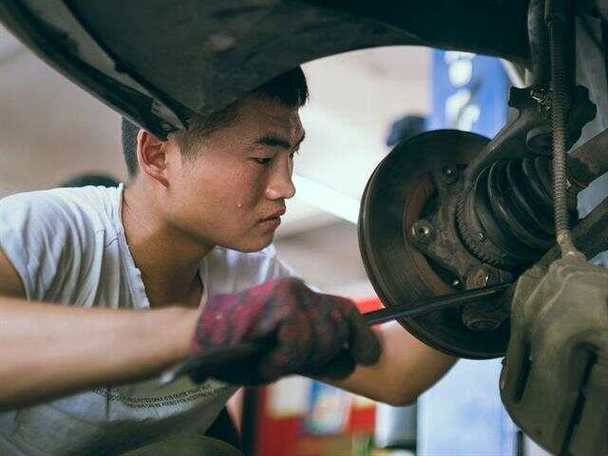 低学历吃香的十大职业 没学历的男生十大手艺