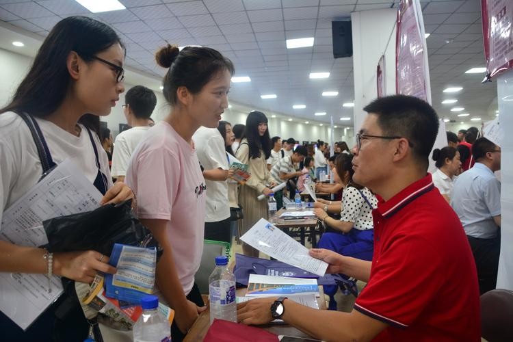 学校招聘会是本地企业吗 学校招聘会是直接招走吗