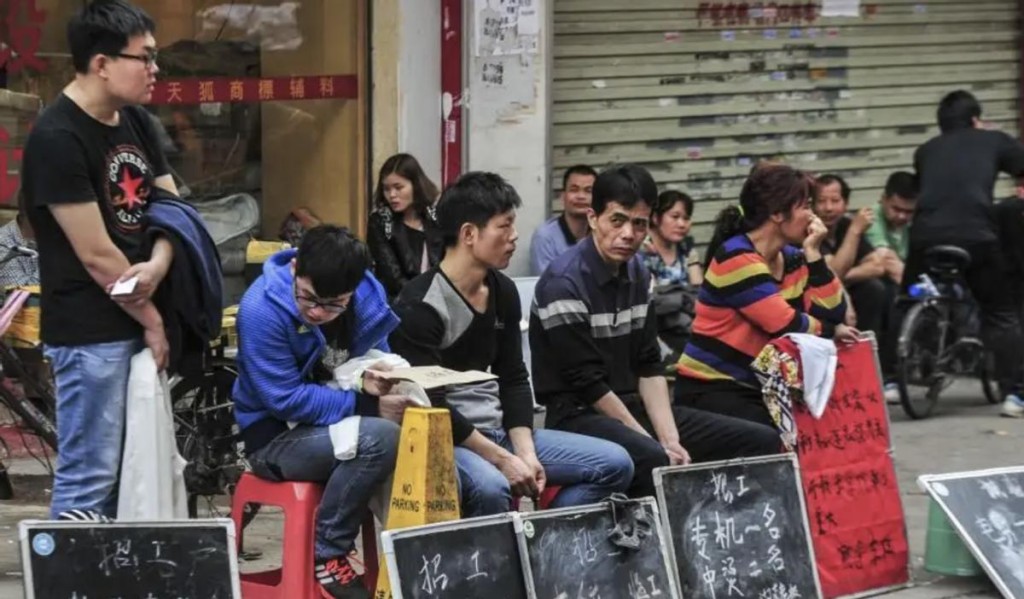 工厂招工人 工厂招工人员时,工人来应聘时在工厂受伤,工厂有责任吗