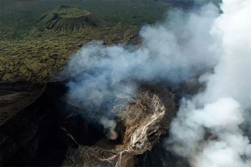 火山内部 火山内部岩浆突然冲破地壳事变等突然发作