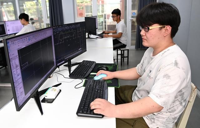 男生学什么技术挣两三万 00后学什么技术比较好