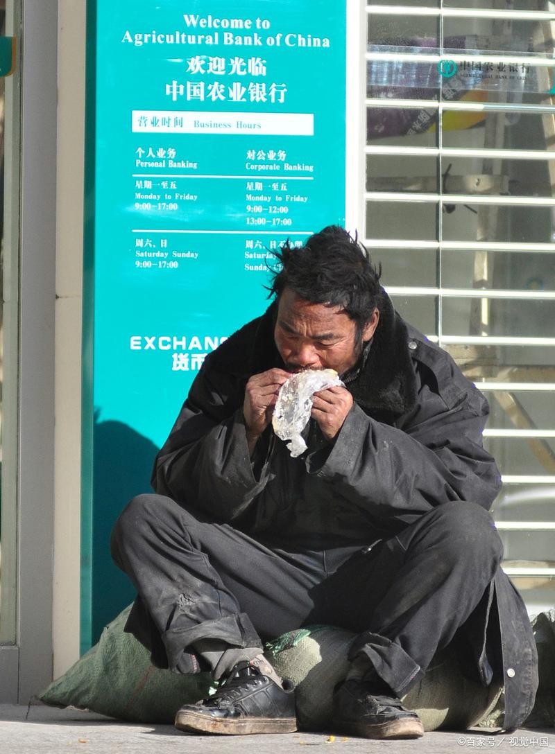 夜场撒钱违法吗怎么处理 有人在夜店里撒钱