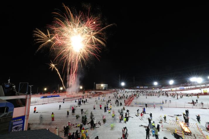 夜场滑雪用什么灯好看呢 夜场滑雪用什么灯好看呢视频