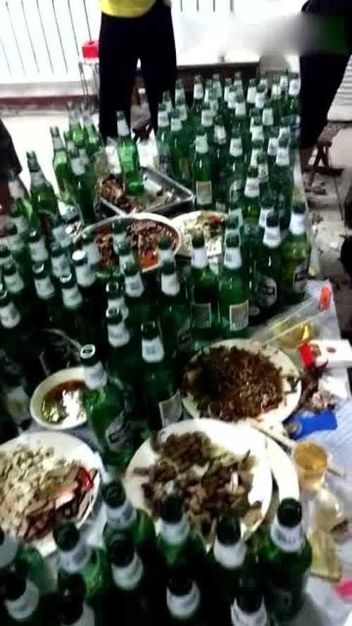 夜场满桌子啤酒怎么摆 夜场满桌子酒的照片