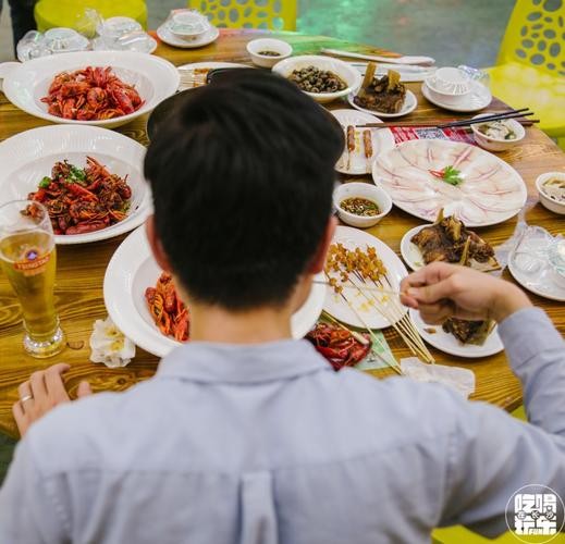 夜场聊天话术客人说吃饭怎么回 夜场晚上客人请吃夜宵