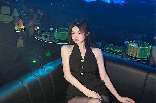 夜场酒吧门口美女叫什么 酒吧门口适合做什么