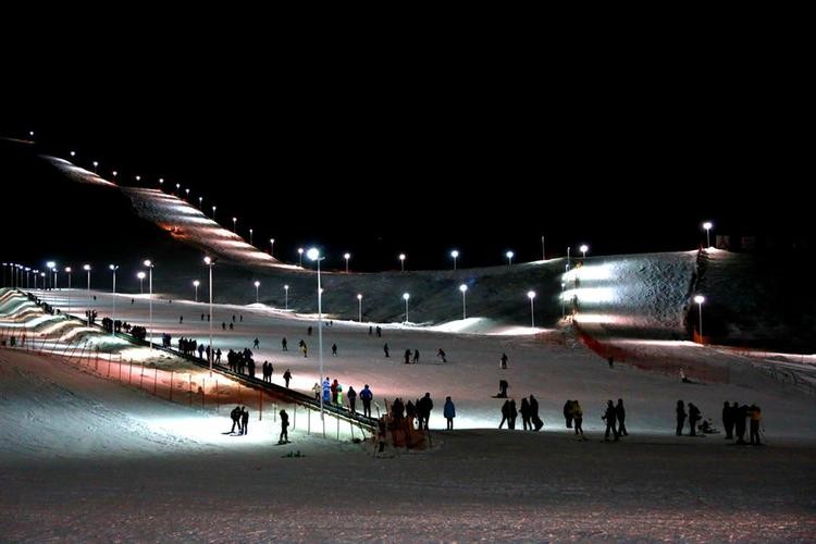 新疆滑雪哪里有夜场啊 新疆滑雪场哪个最好玩